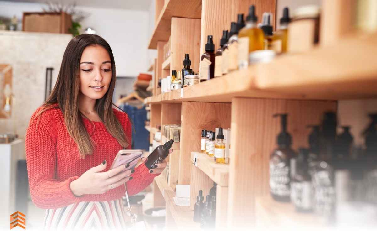 Vemos una imagen de una mujer realizando un inventario de sus productos, en referencia a cómo emprender un negocio de cosméticos.