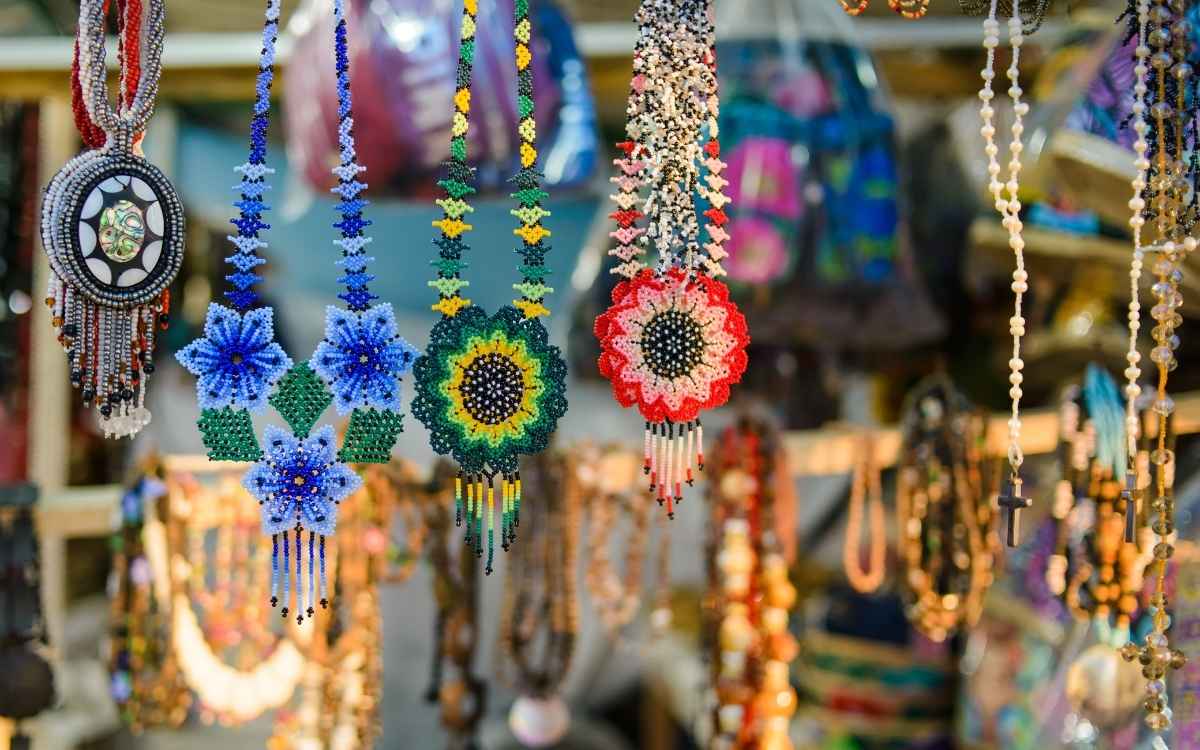 Vemos una imagen de artesanías colgadas en una tienda, en relación con los nombres mayas para negocios de artesanías.