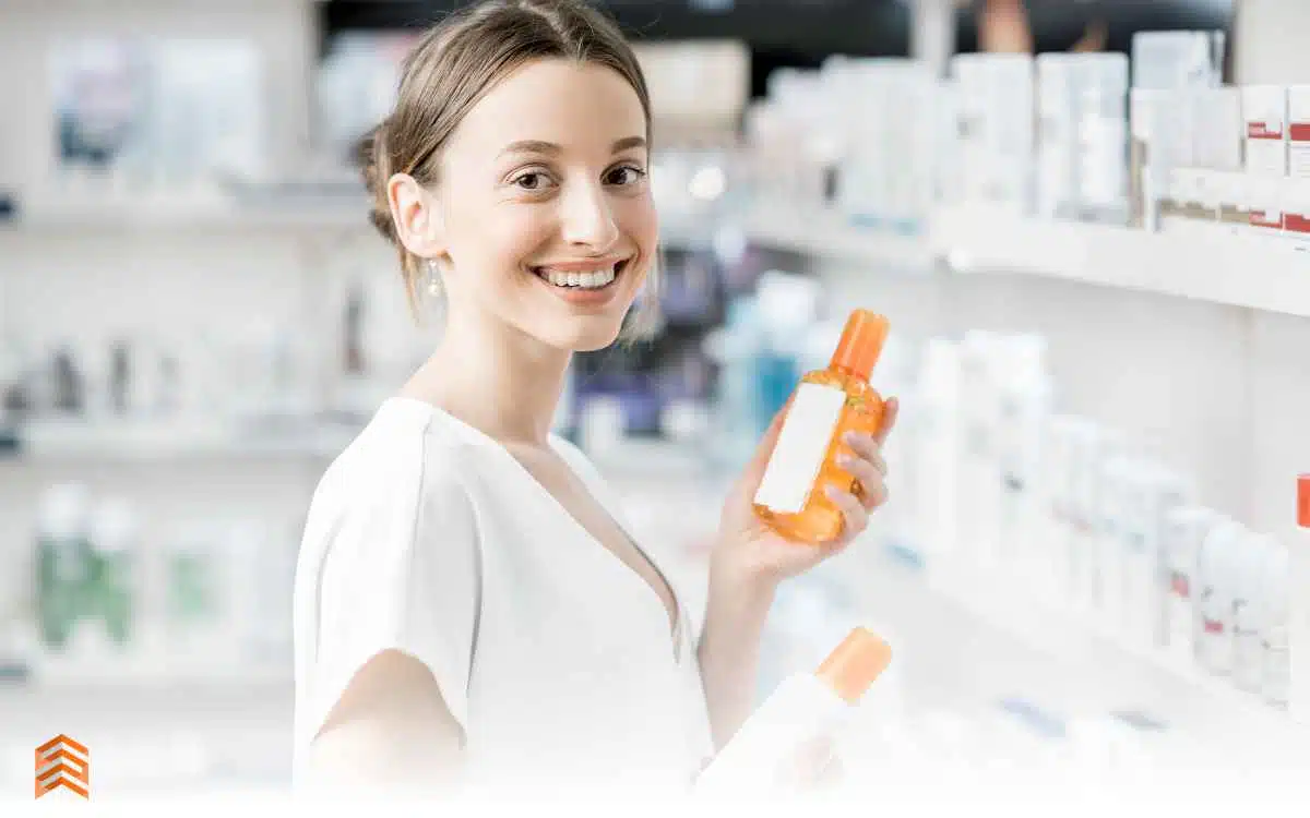 Vemos una imagen de una persona comprando en una farmacia, en referencia a los nombres de farmacia comerciales.