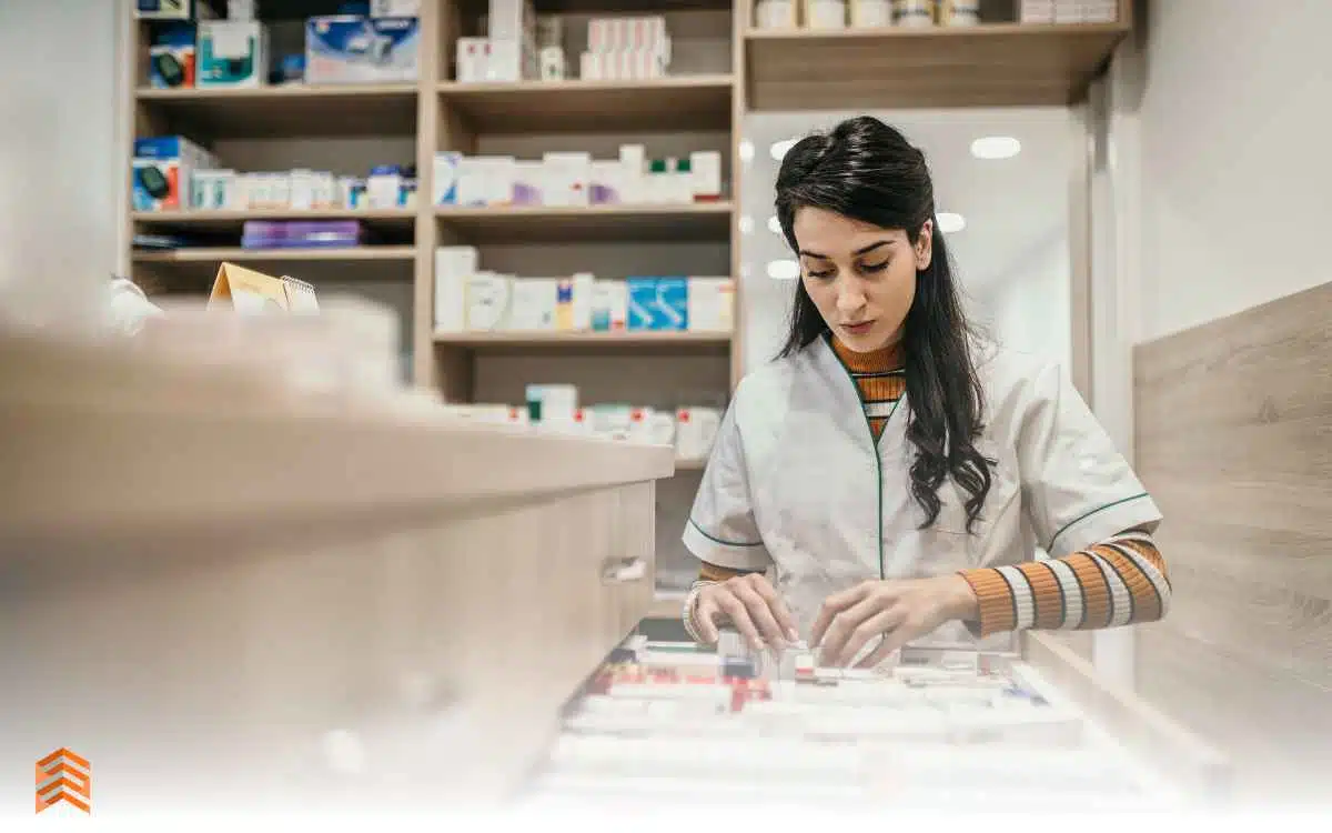 Vemos una imagen de una persona ordenando medicamentos, en referencia a la búsqueda de nombres de farmacias. 