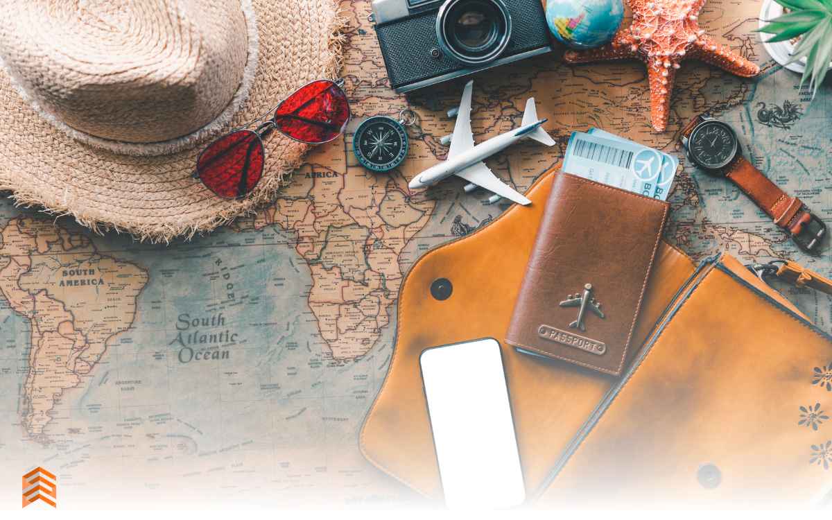 Vemos una imagen de un pasaporte y otros elementos de viaje en un mapa, en relación con los nombres de agencias de viaje.