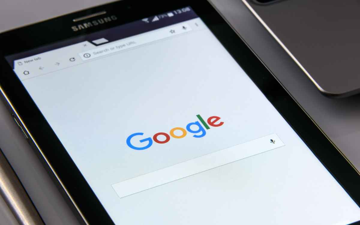 Vemos una imagen de una tablet con el buscador de Google, ejemplo de la estrategia de productos nuevos.