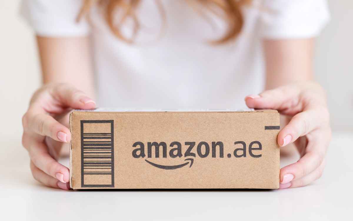 Vemos una imagen de una caja con la impresión del logo de Amazon, ejemplo de la estrategia de producto y servicio.