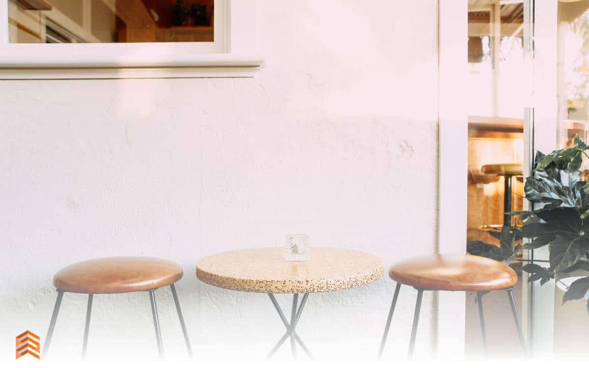 En la imagen se ven mesas y sillas para restaurantes. 