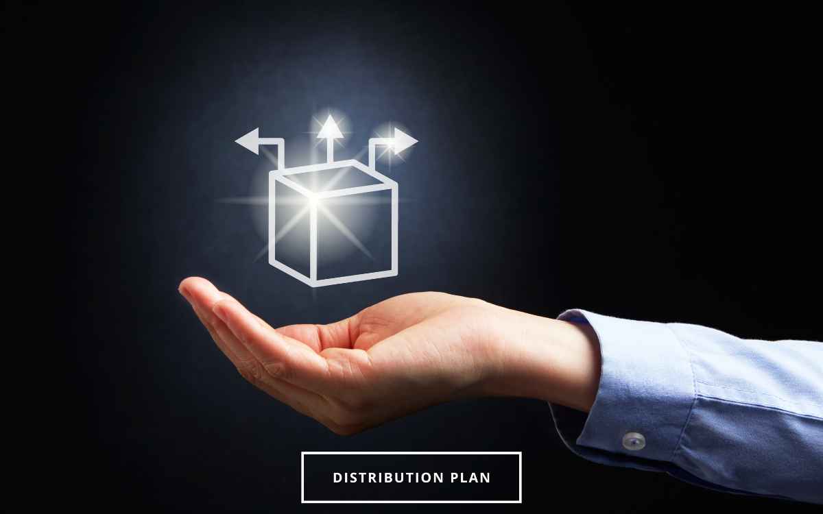 Vemos una imagen de una mano con el emoticón de una caja, en referencia a la definición de un plan de distribución en la estrategia de producto.