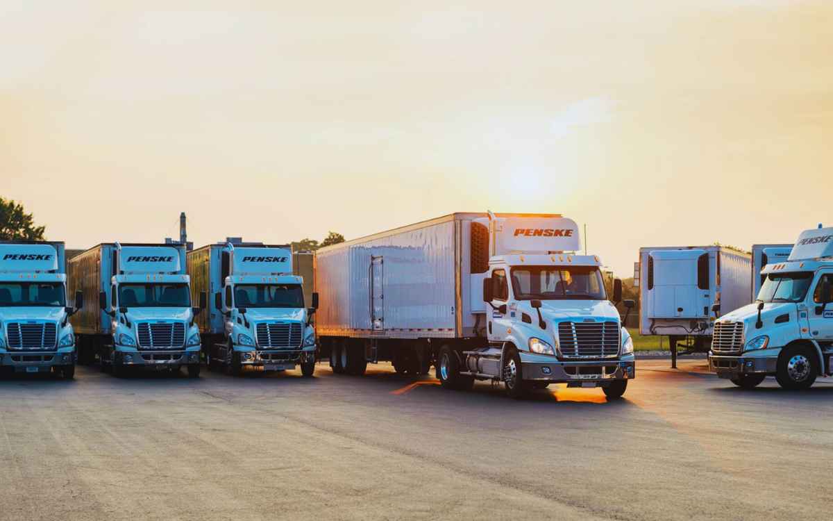 Vemos diferentes camiones de la empresa Penske Logistics, en referencia a las empresas de logística y transporte de México.