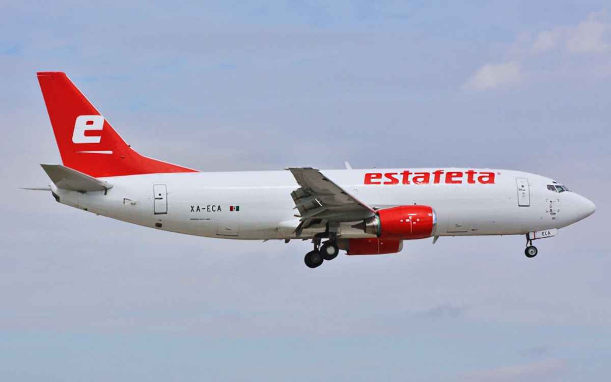 Vemos un avión de la empresa Estafeta, en referencia a las empresas de logística y transporte de México.