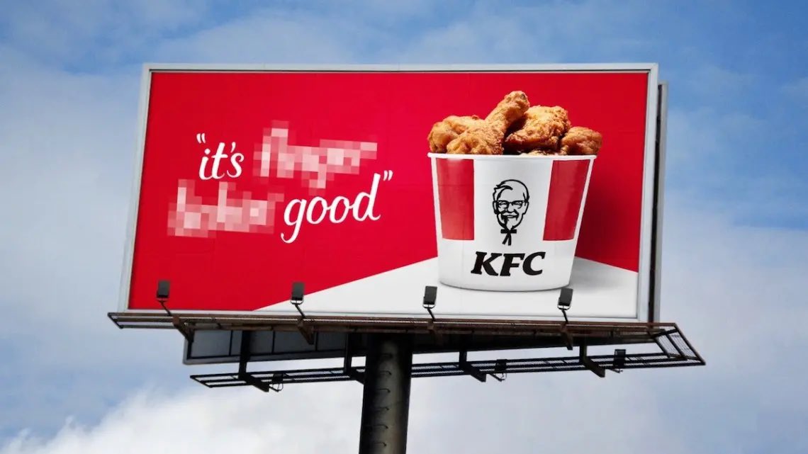 Vemos una publicidad con eslogan de KFC blurreado, una estrategia adoptada por la marca durante la pandemia en 2020.
