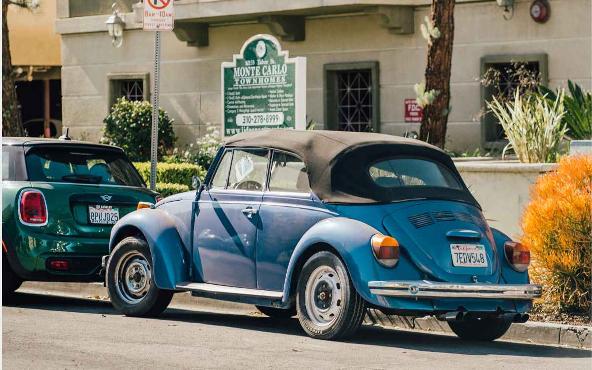 Vemos un modelo antiguo de vehículo de la marca Volkswagen, en referencia a su historia y su llegada a México en 1954.