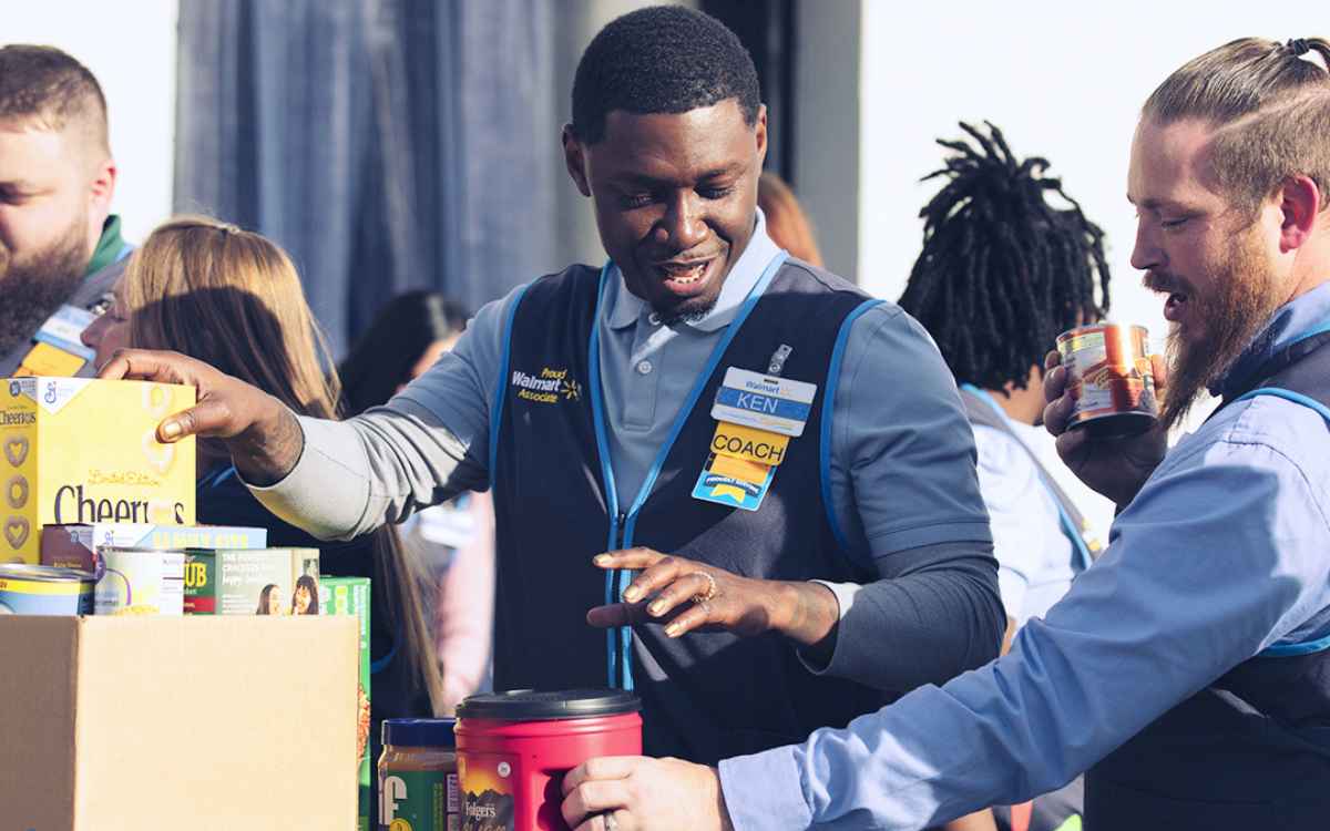 Vemos un empleado de Walmart participando de las campañas de donación que la empresa organiza, en relación con su misión y visión.