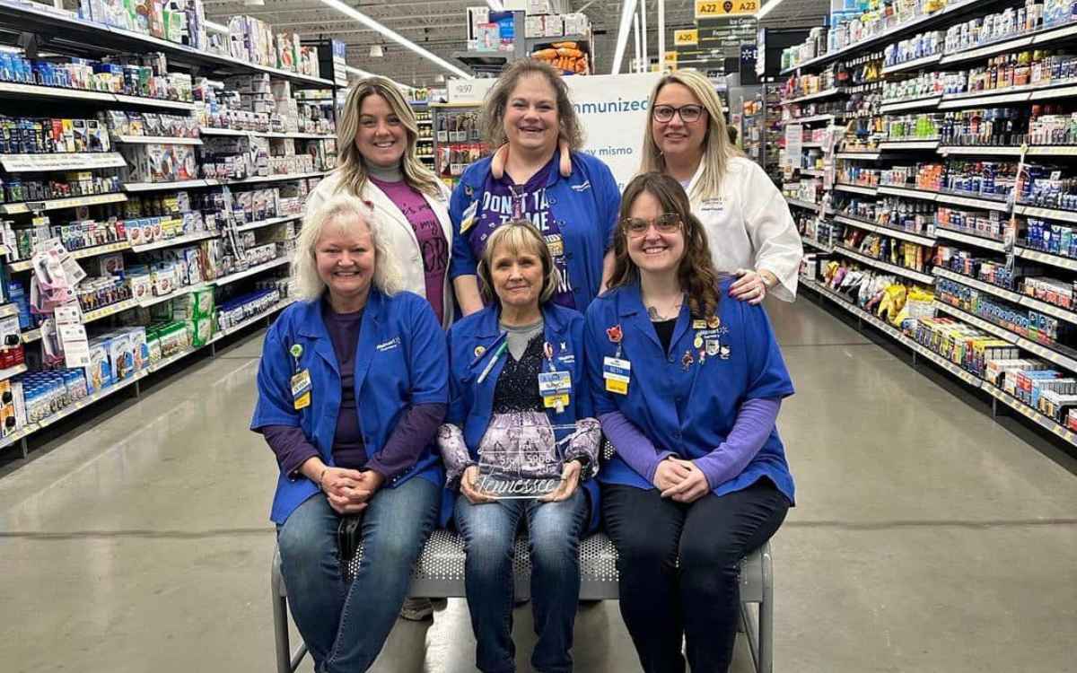 Vemos un grupo de mujeres empleadas por Walmart en la sucursal de Tenesse, en relación con su compromiso social.