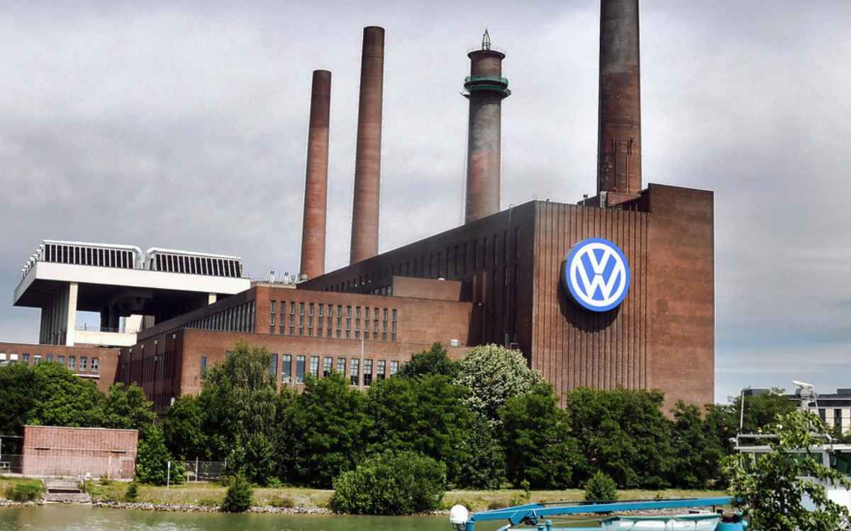Vemos una imagen de una de las fábricas de Volkswagen, en relación con los cambios organizacionales que la compañía tuvo que hacer tras el escándalo de las emisiones.