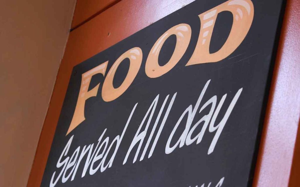 Vemos un slogan de comida como cartel en un restaurante.
