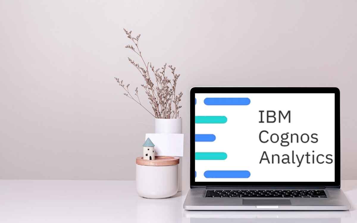 Vemos un mockup de una computadora con la herramienta de business intelligence IBM Cognos Analytics.