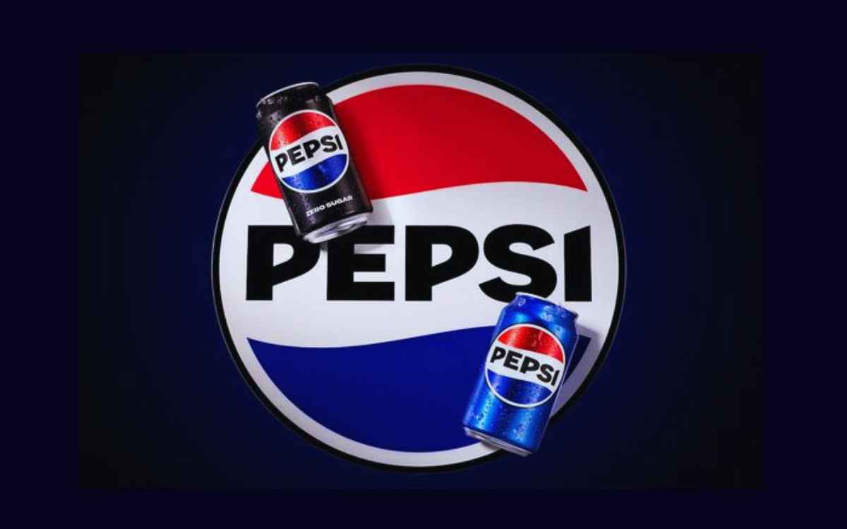 Vemos una imagen publicitaria de la nueva identidad y eslogan de Pepsi en 2023.