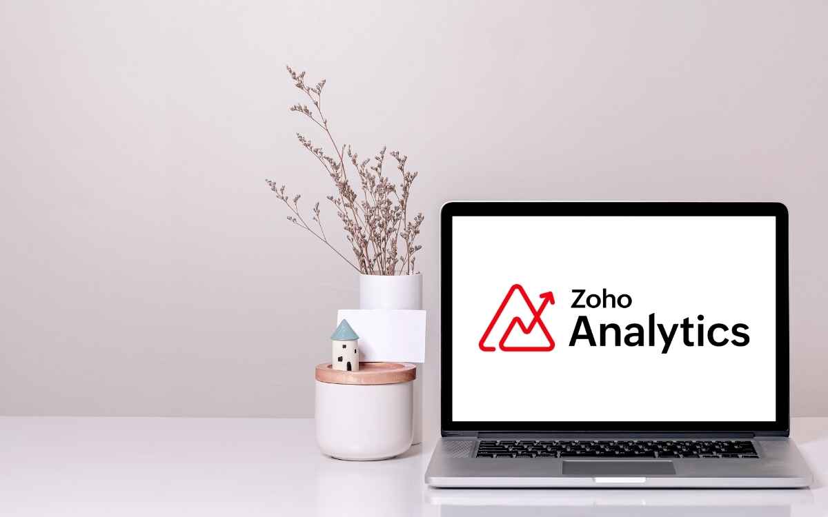 Vemos un mockup de una computadora con la herramienta de business intelligence Zoho Analytics.